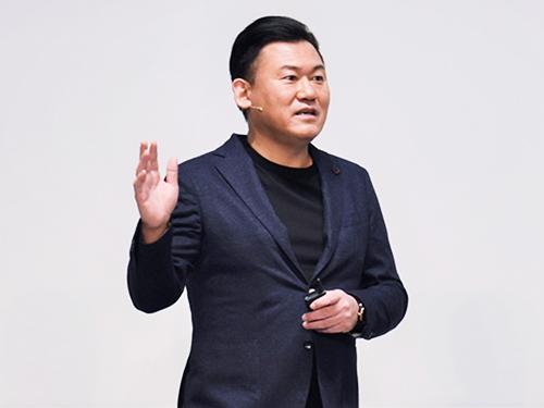 「新春カンファレンス」で講演する　三木谷浩史社長